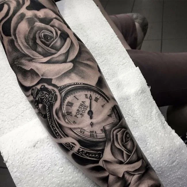 Sugerencia de más de 50 modelos de tatuajes de rosas y relojes extremadamente sexys.