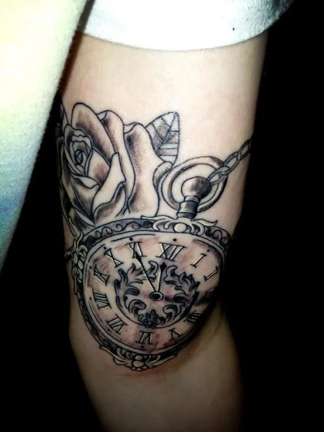 Sugerencia de más de 50 modelos de tatuajes de rosas y relojes extremadamente sexys.