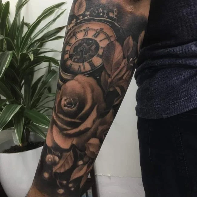 Sugerencia de más de 50 modelos de tatuajes de rosas y relojes extremadamente sexys.