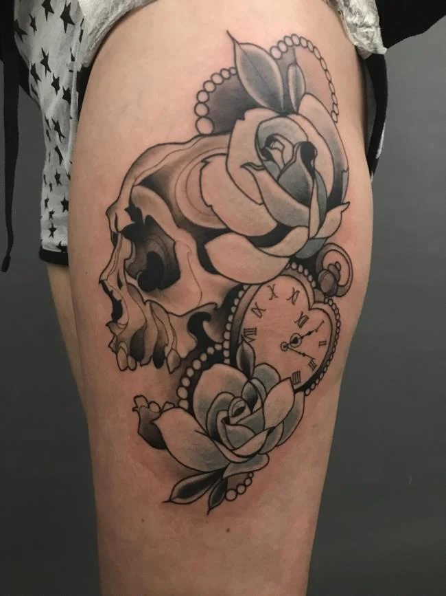 Sugerencia de más de 50 modelos de tatuajes de rosas y relojes extremadamente sexys.