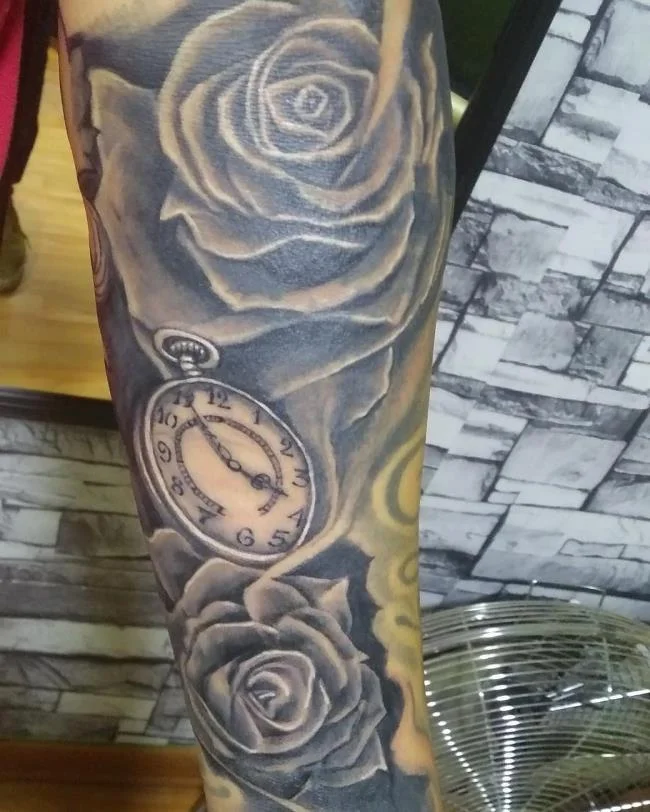 Sugerencia de más de 50 modelos de tatuajes de rosas y relojes extremadamente sexys.