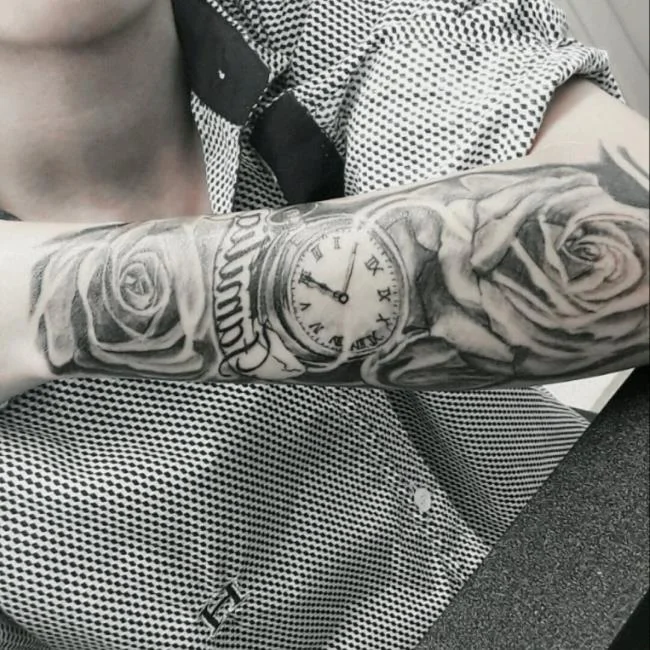 Sugerencia de más de 50 modelos de tatuajes de rosas y relojes extremadamente sexys.