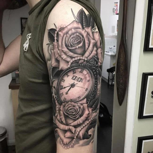 Sugerencia de más de 50 modelos de tatuajes de rosas y relojes extremadamente sexys.