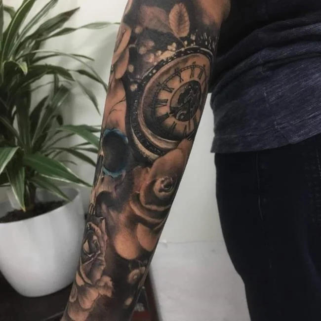 Sugerencia de más de 50 modelos de tatuajes de rosas y relojes extremadamente sexys.