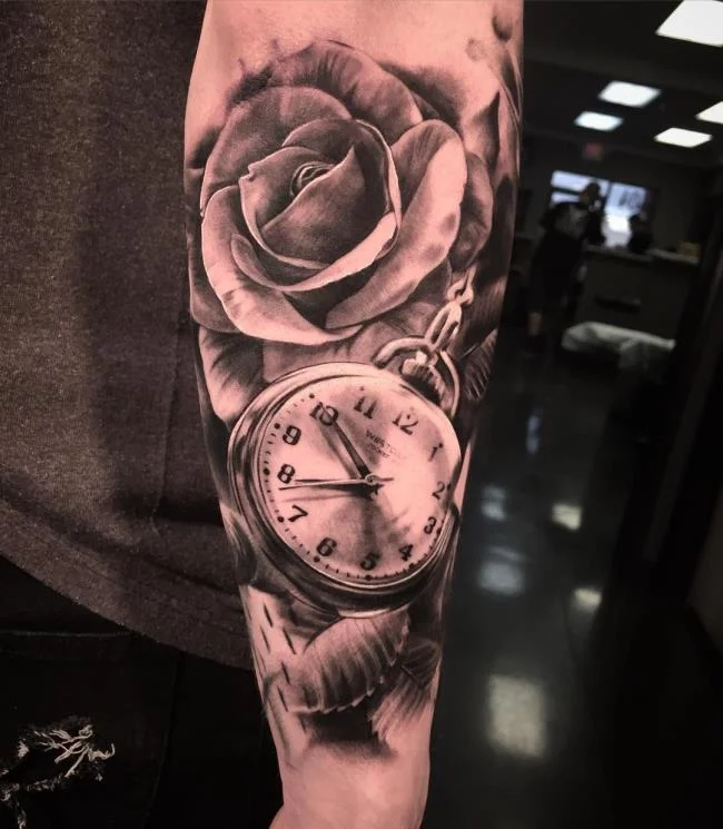 Sugerencia de más de 50 modelos de tatuajes de rosas y relojes extremadamente sexys.