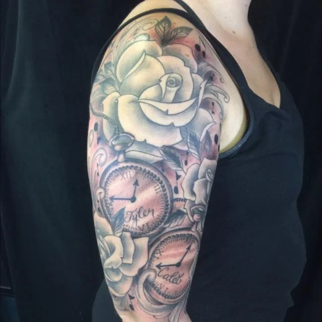 Sugerencia de más de 50 modelos de tatuajes de rosas y relojes extremadamente sexys.