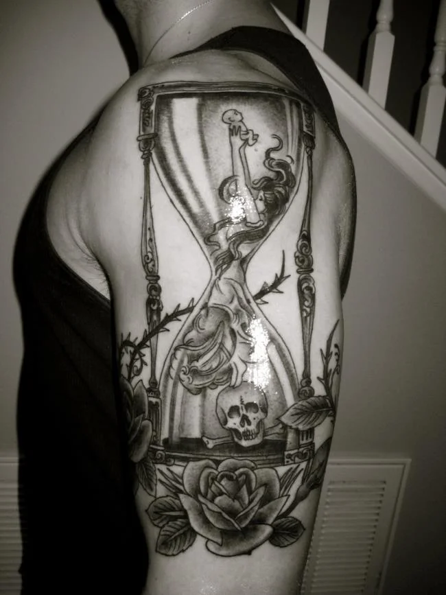 Sugerencia de más de 50 modelos de tatuajes de rosas y relojes extremadamente sexys.