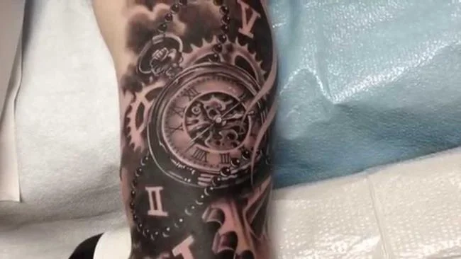Sugerencia de más de 50 modelos de tatuajes de rosas y relojes extremadamente sexys.