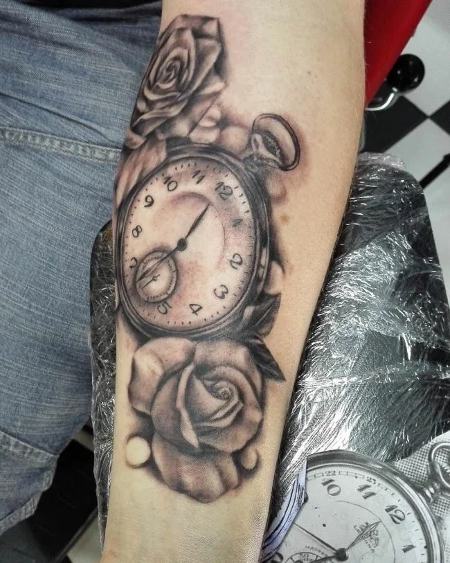 Sugerencia de más de 50 modelos de tatuajes de rosas y relojes extremadamente sexys.