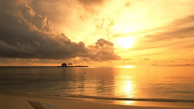 Denizde güzel günbatımı görüntüleri özeti