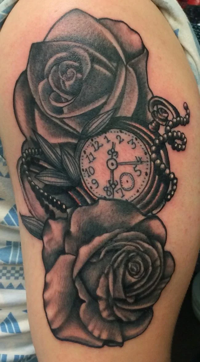 Sugerencia de más de 50 modelos de tatuajes de rosas y relojes extremadamente sexys.