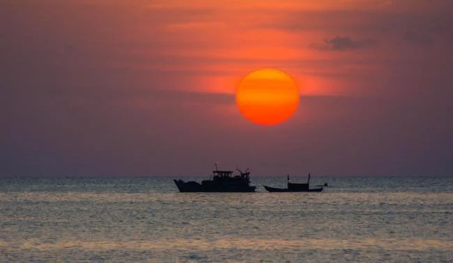 Denizde güzel günbatımı görüntüleri özeti