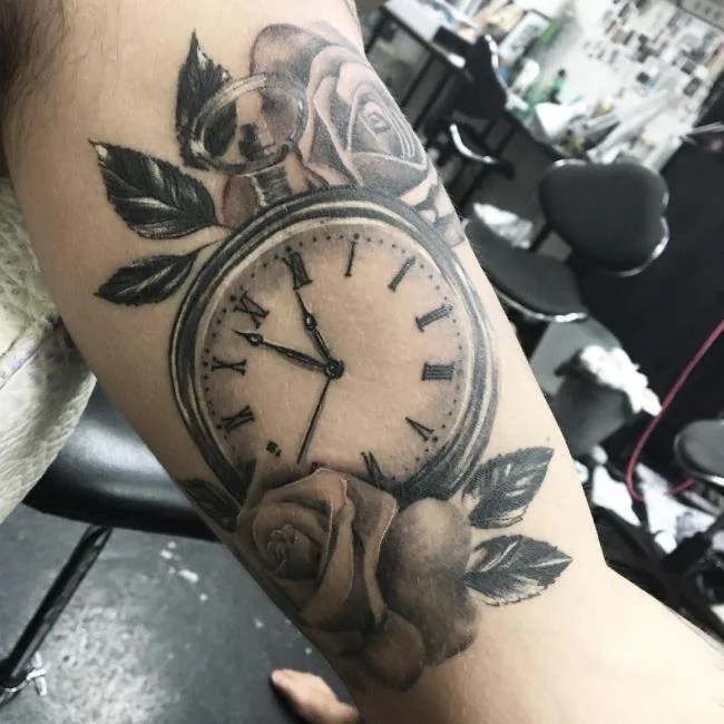 Sugerencia de más de 50 modelos de tatuajes de rosas y relojes extremadamente sexys.