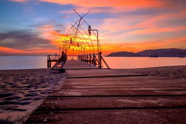 Denizde güzel günbatımı görüntüleri özeti