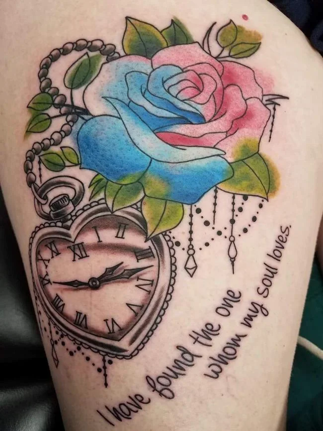 Sugerencia de más de 50 modelos de tatuajes de rosas y relojes extremadamente sexys.