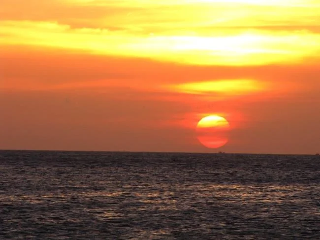 Denizde güzel günbatımı görüntüleri özeti