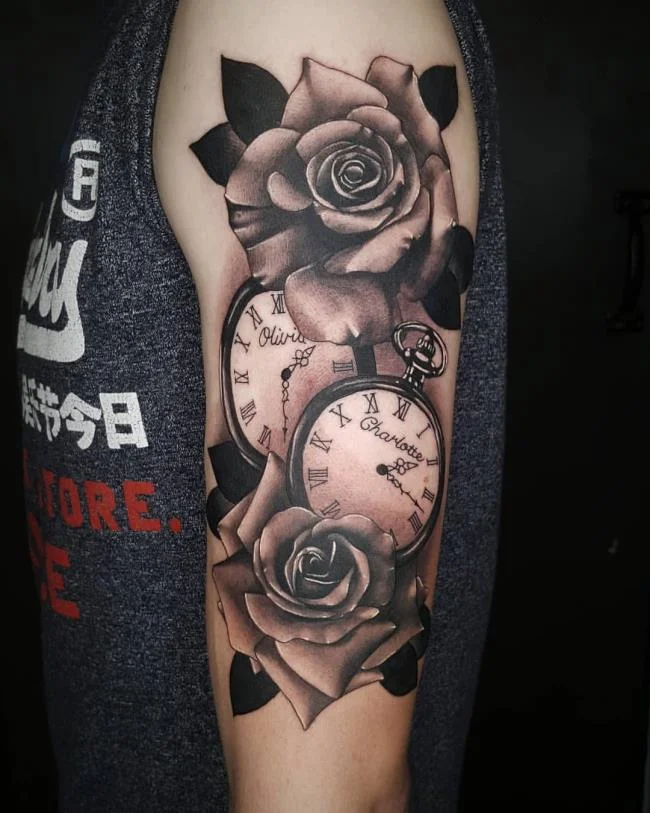 Sugerencia de más de 50 modelos de tatuajes de rosas y relojes extremadamente sexys.