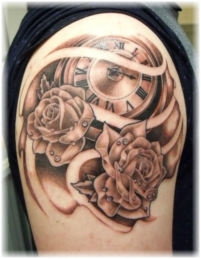 Sugerencia de más de 50 modelos de tatuajes de rosas y relojes extremadamente sexys.
