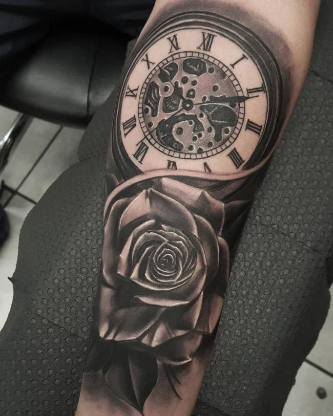 Sugerencia de más de 50 modelos de tatuajes de rosas y relojes extremadamente sexys.