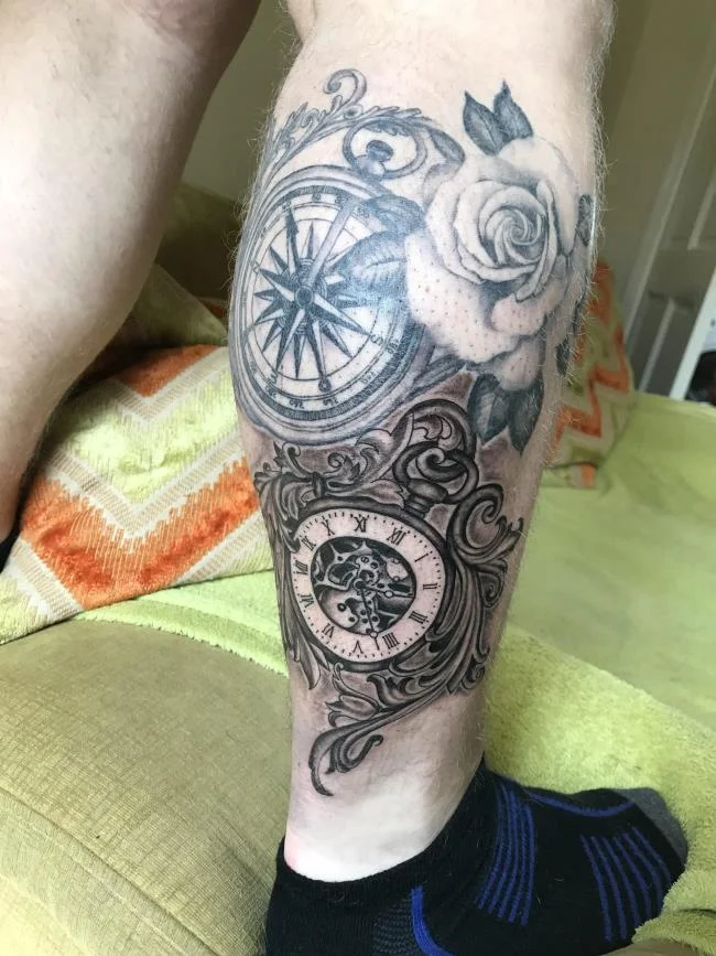 Sugerencia de más de 50 modelos de tatuajes de rosas y relojes extremadamente sexys.