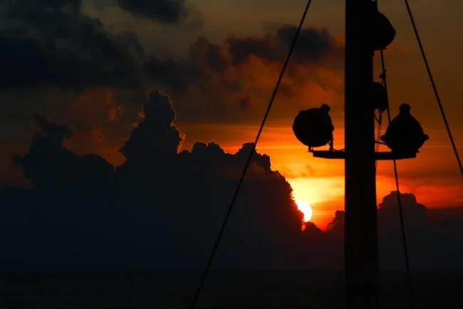 Denizde güzel günbatımı görüntüleri özeti