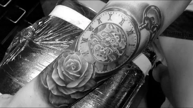 Sugerencia de más de 50 modelos de tatuajes de rosas y relojes extremadamente sexys.