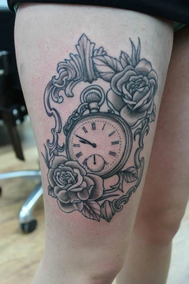 Sugerencia de más de 50 modelos de tatuajes de rosas y relojes extremadamente sexys.