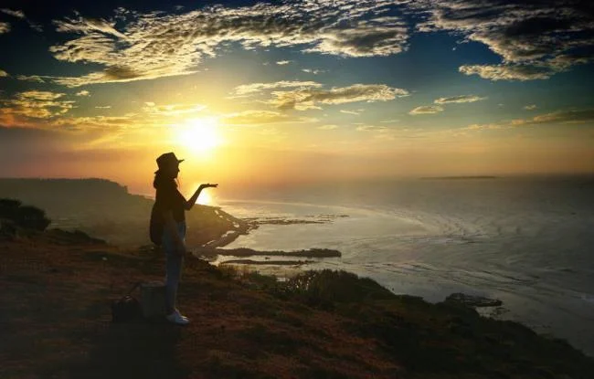 Denizde güzel günbatımı görüntüleri özeti