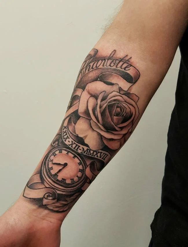 Sugerencia de más de 50 modelos de tatuajes de rosas y relojes extremadamente sexys.