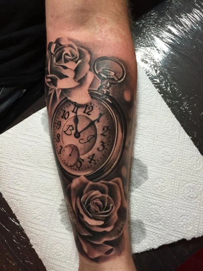 Sugerencia de más de 50 modelos de tatuajes de rosas y relojes extremadamente sexys.