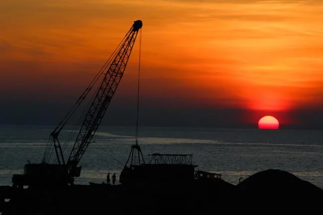 Denizde güzel günbatımı görüntüleri özeti