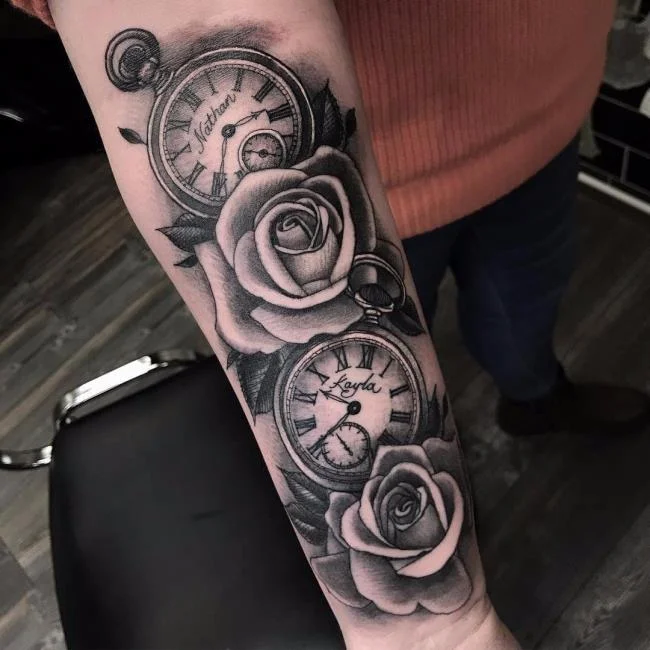 Sugerencia de más de 50 modelos de tatuajes de rosas y relojes extremadamente sexys.