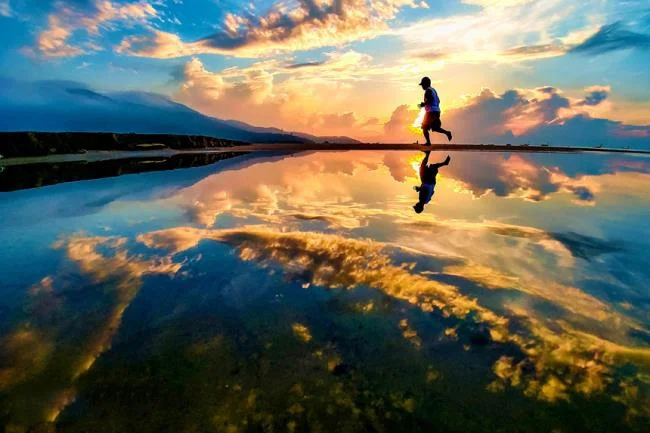 Denizde güzel günbatımı görüntüleri özeti