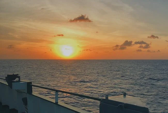 Denizde güzel günbatımı görüntüleri özeti