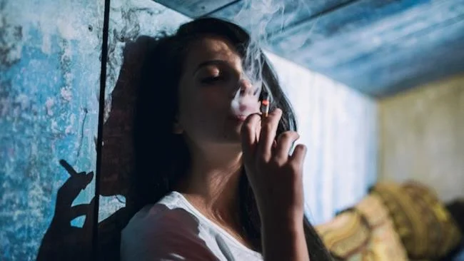 Gambar teratas gadis merokok yang melampau, mood