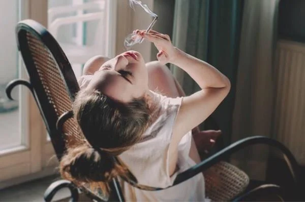 Gambar teratas gadis merokok yang melampau, mood