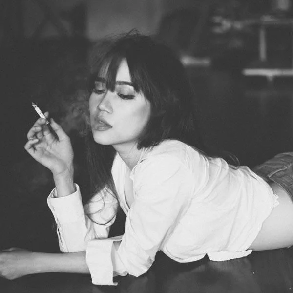 Gambar teratas gadis merokok yang melampau, mood