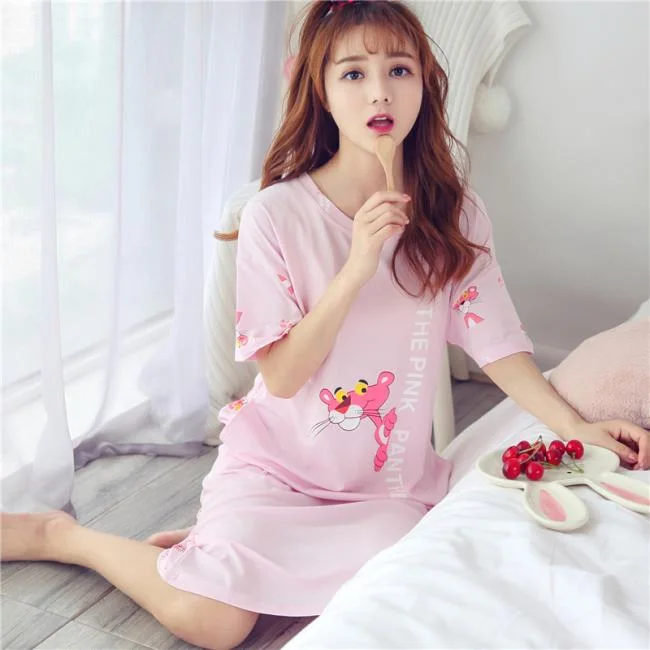 Gadis Cantik Memakai Baju Tidur
