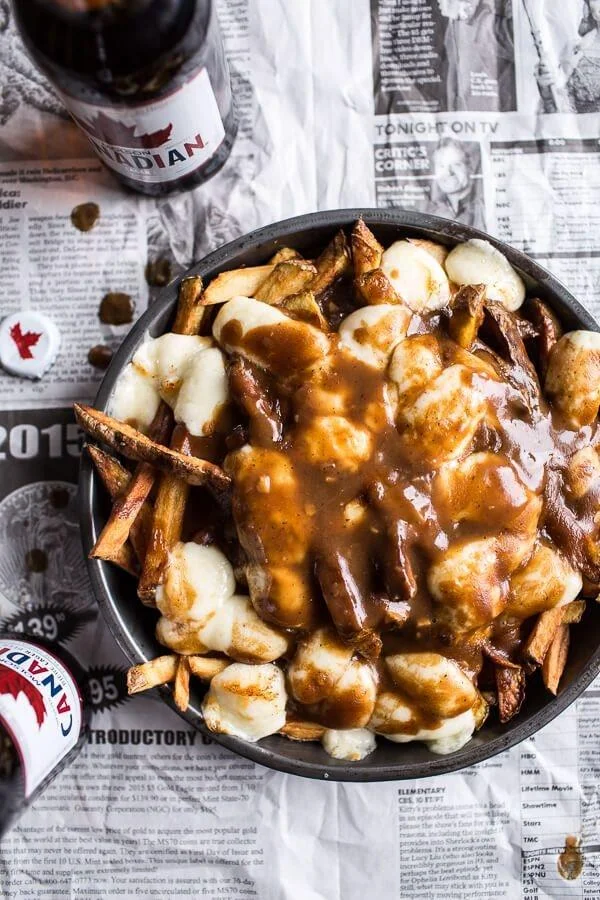 Poutine yang sedap dengan kuah dan sos keju.