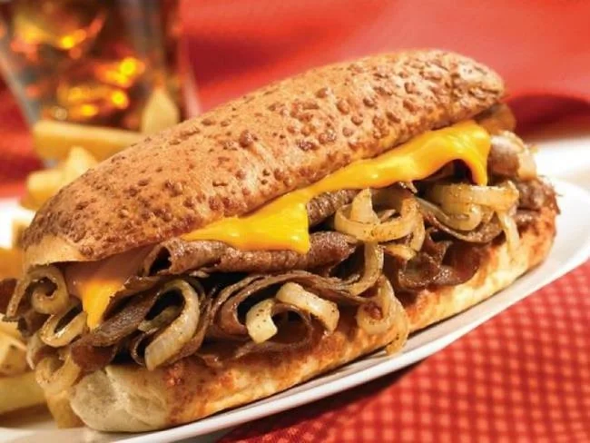 Makanan berwarna-warni merangsang selera kita.