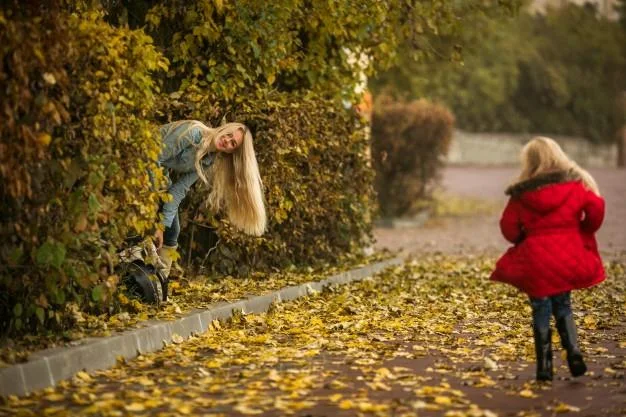 Mother playing hide and seek with her daughter Free Photo