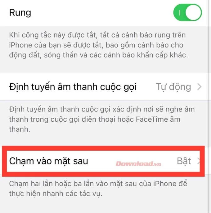 Petunjuk untuk mengambil tangkapan layar dengan menyentuh bagian belakang iPhone