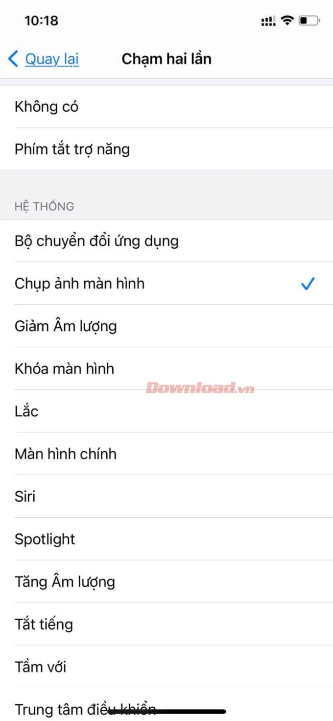 Petunjuk untuk mengambil tangkapan layar dengan menyentuh bagian belakang iPhone