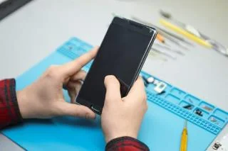 6 manieren om uw telefoon aan te zetten zonder aan/uit-knop