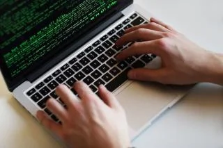 Een DDoS-aanval op een website uitvoeren met CMD