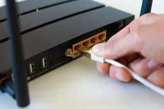 Hoe een coaxiale kabel naar HDMI te converteren