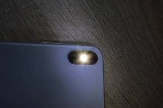 6 manieren om zaklamp op Android-apparaten in te schakelen