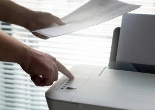 6 manieren om een ​​vastgelopen afdruktaak te verwijderen in Windows 10