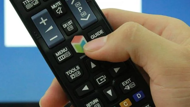 Come controllare la TV Samsung J5500, J6300, JU6400