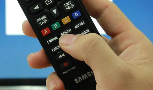 Come controllare la TV Samsung J5500, J6300, JU6400